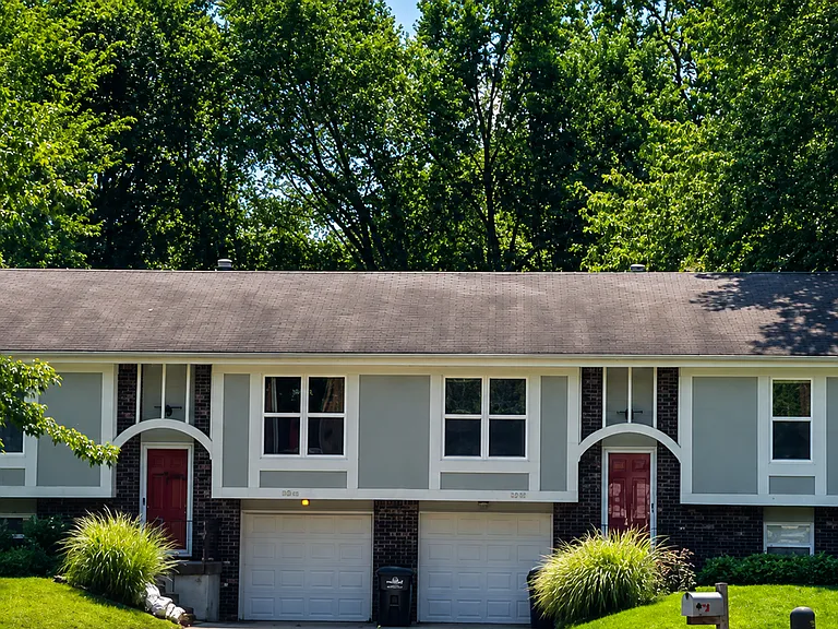 5814-5816 NW Walnut Ct — Photo 1