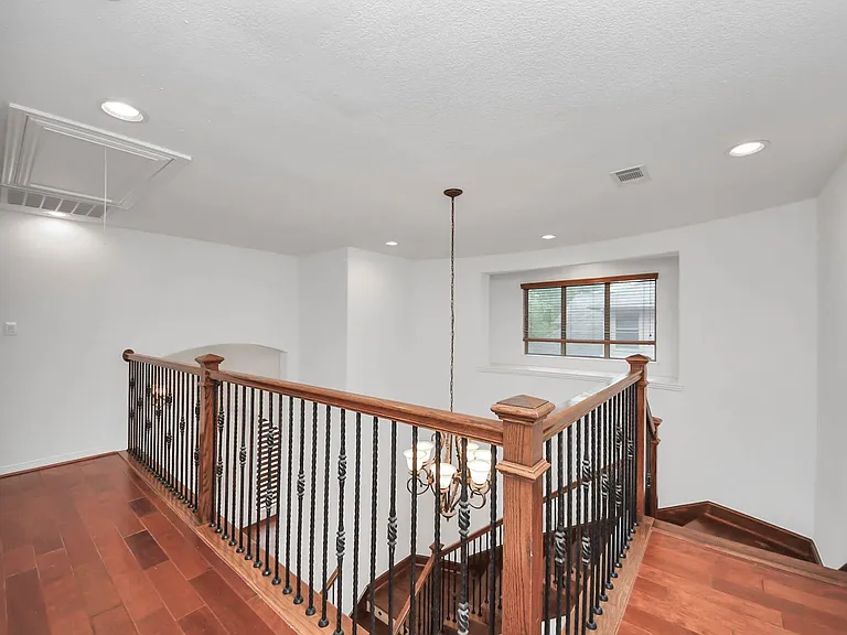 1807 Ravenel Ln — Photo 35