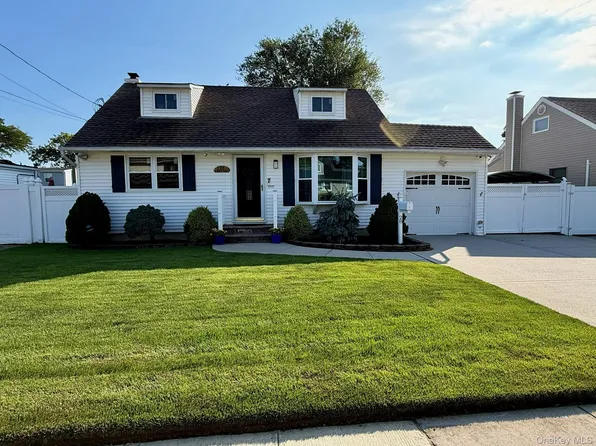 28 Central Avenue, North Babylon, NY 11703