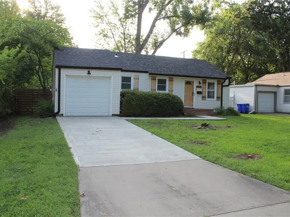 7609 Foster St, Overland Park, KS 66204