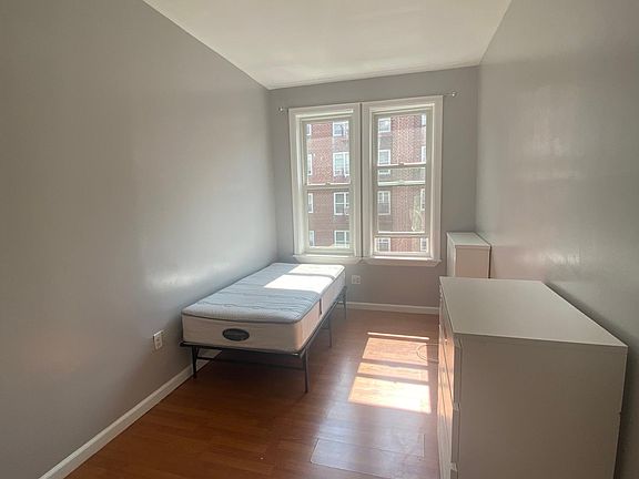 4th image of 733 Noble Ave Floor 2