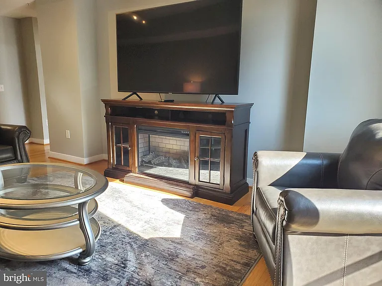 155 Potomac Psge #908 — Photo 14