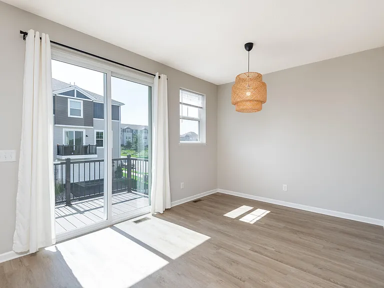 809 Roselyn Dr — Photo 5