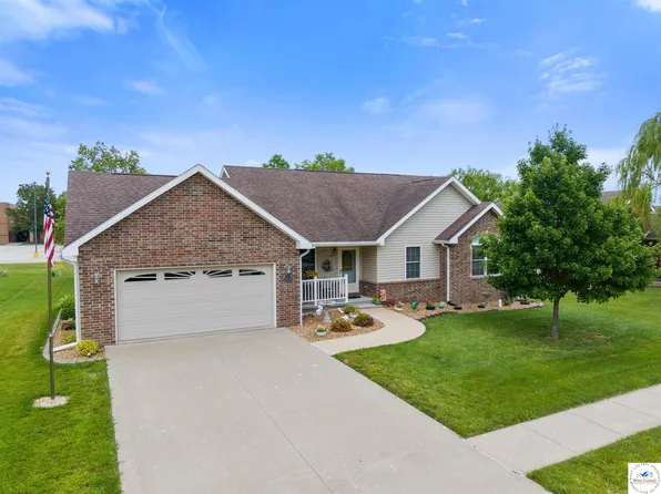 3221 Buckingham Dr, Sedalia, MO 65301