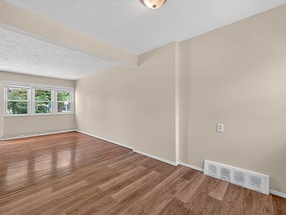 5th image of 8123 Manor St