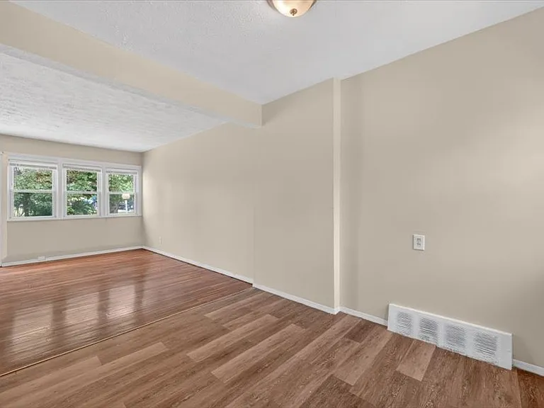 8123 Manor St — Photo 5