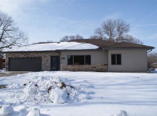 124 Willowbrook Dr, Mason City, IA 50401