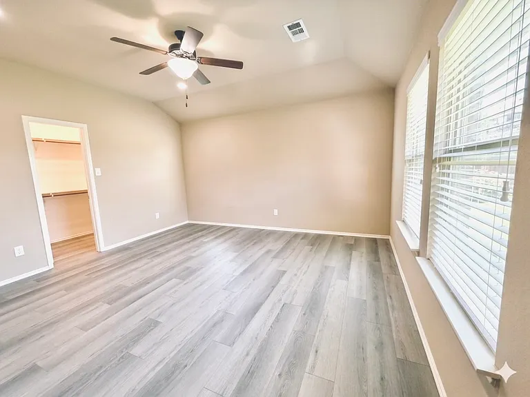 421 Goldstone Ln — Photo 8