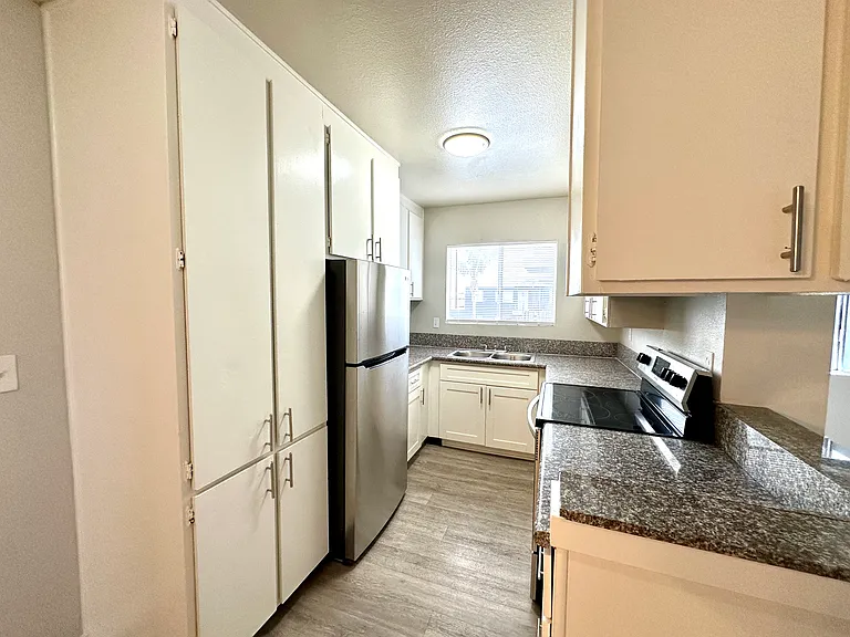 244 50th St #14 — Photo 3