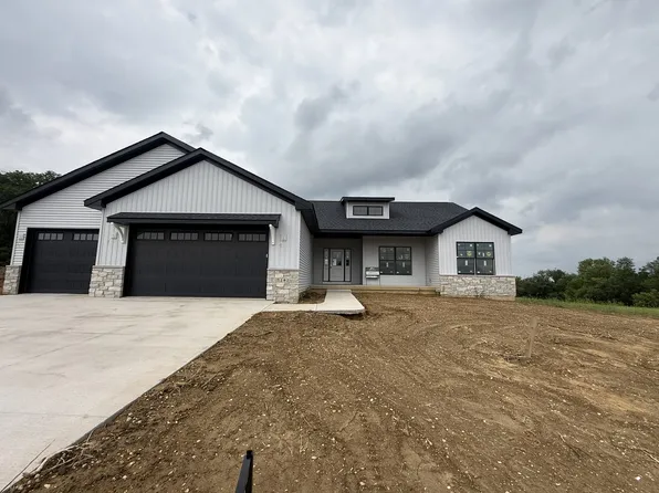 7202 Alvie Ct, Bettendorf, IA 52722
