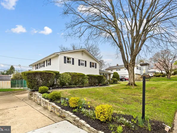 124 Delia Ln, Philadelphia, PA 19115