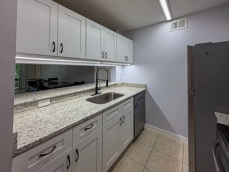 3921 SW 34th St #301 — Photo 5