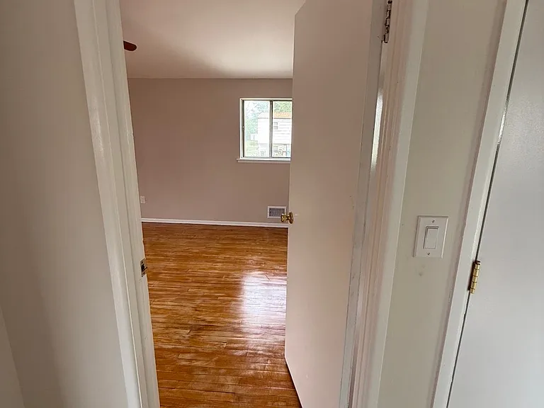 24 York St — Photo 11