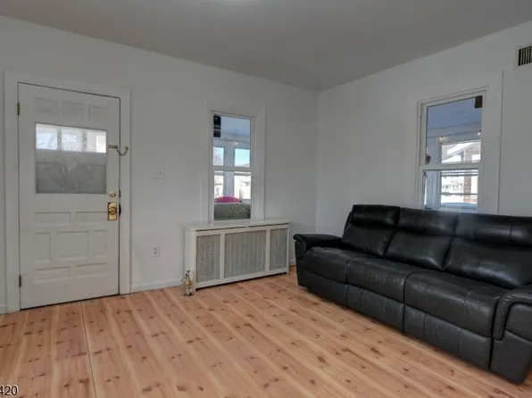 13 Orchard St, Bloomingdale Boro, NJ 07403