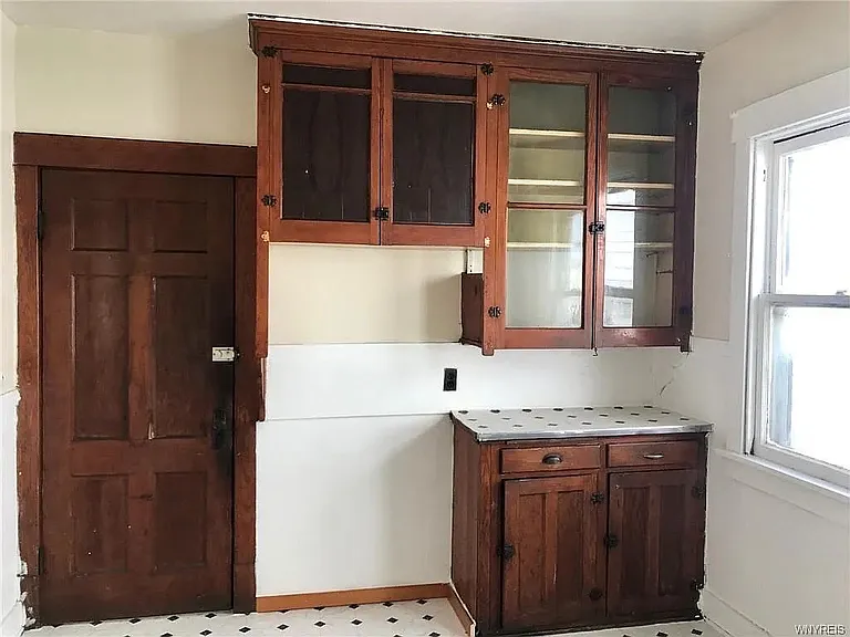 723 Woodlawn Ave — Photo 3
