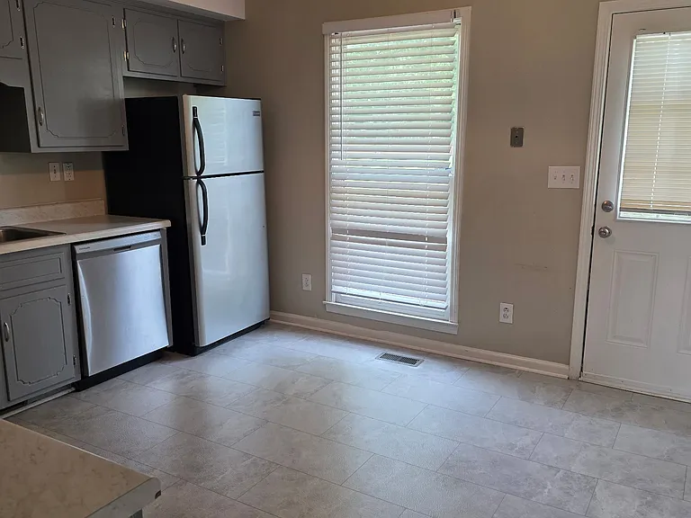 620 Flower Dr — Photo 8