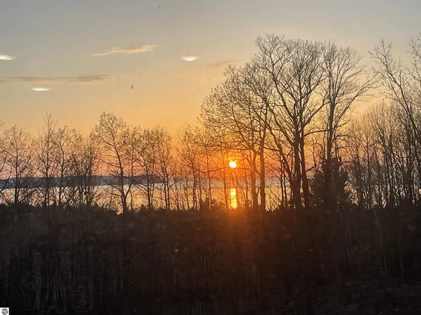 3046 E Greenwood Rd, Lake Leelanau, MI 49653