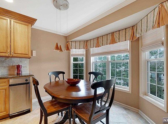 3rd image of 885 Somerset Ct