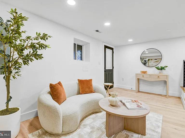 517 Florida Ave NE — Photo 33