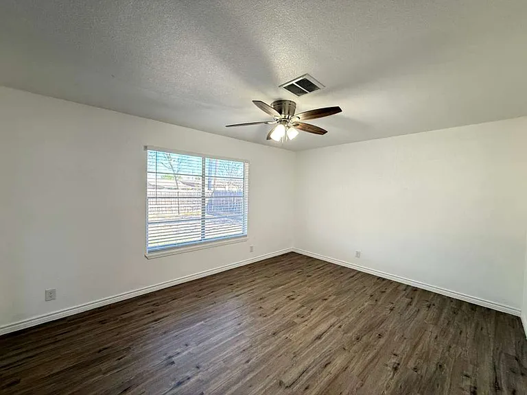 317 E Lindbergh Blvd — Photo 8