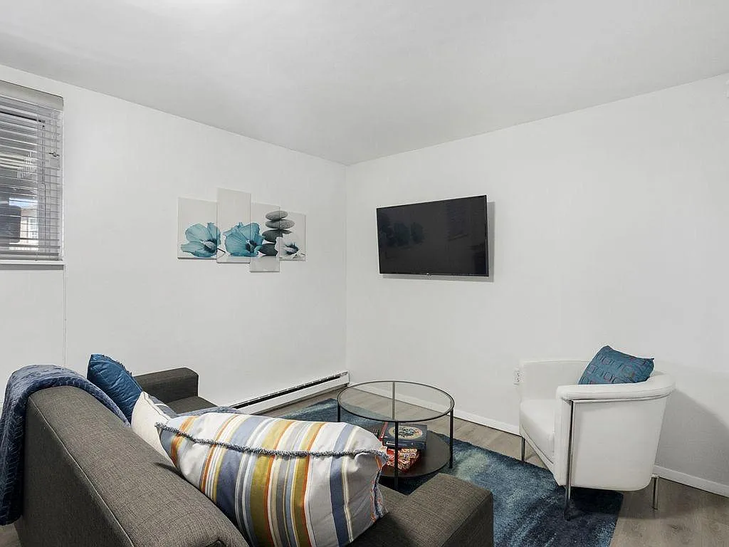 Building Photo - 367 Monmouth St #B