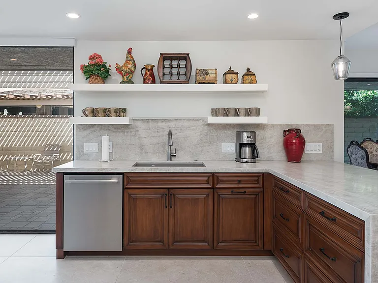 101 Columbia Dr — Photo 10
