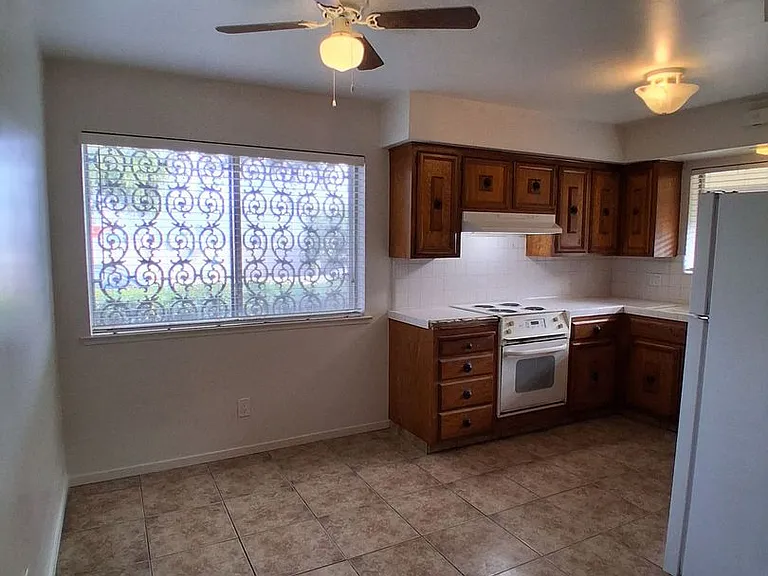 1493 W Fairmont — Photo 3