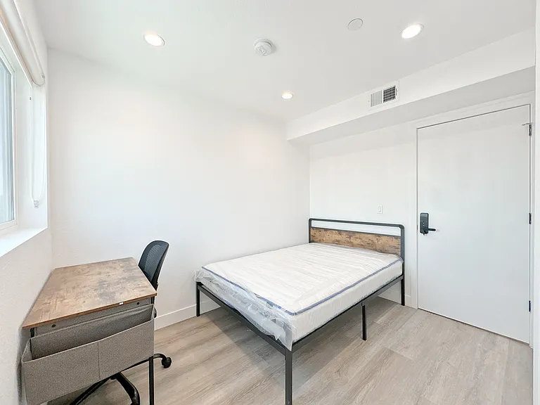 1363 1/2 W 35th St #9 — Photo 29