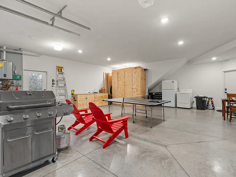 1561 E Genesee St — Photo 33