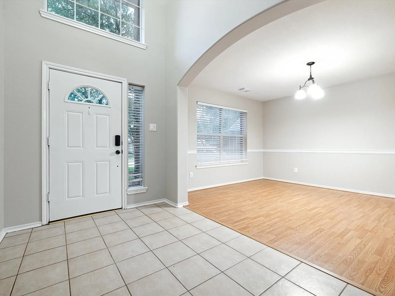 4 bed, 2.5 bath, 2386 sqft, $2,300 — Photo 4