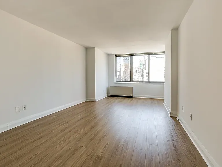 800 6th Ave #19-G — Photo 2