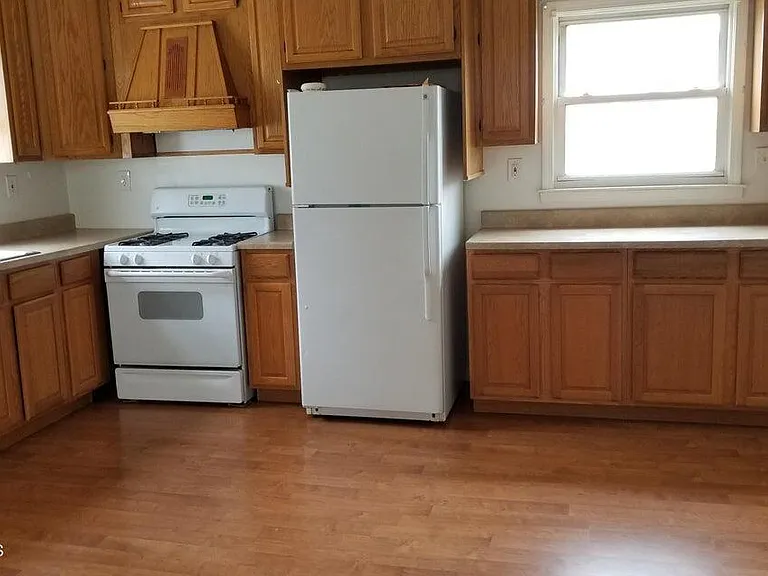 702 Edmunds Ave — Photo 2