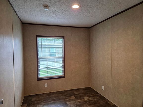 5th image of 405 Carriage Lane Est