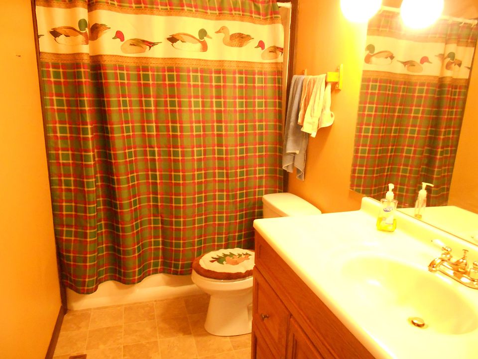 Upper level full bath