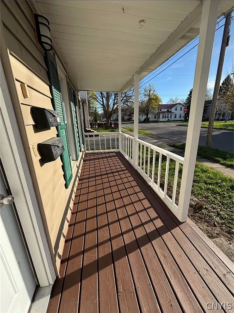 2 bed, 1.0 bath, 1639 sqft, $1,200 — Photo 2