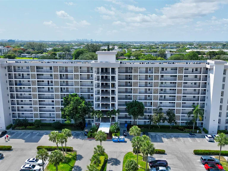 3050 N Palm Aire Dr #505 — Photo 1