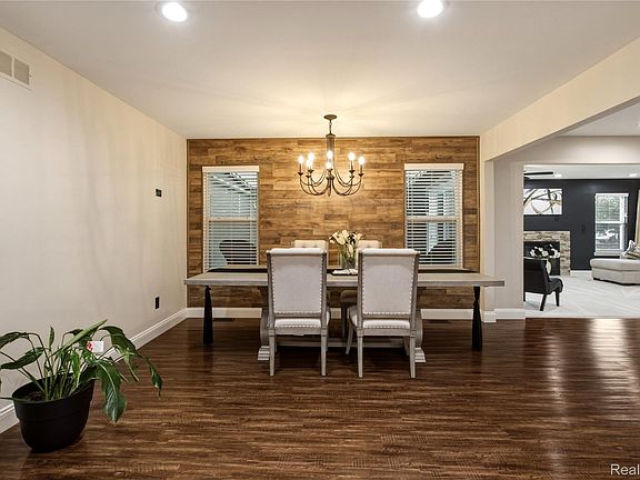4th image of 39083 Commons Dr