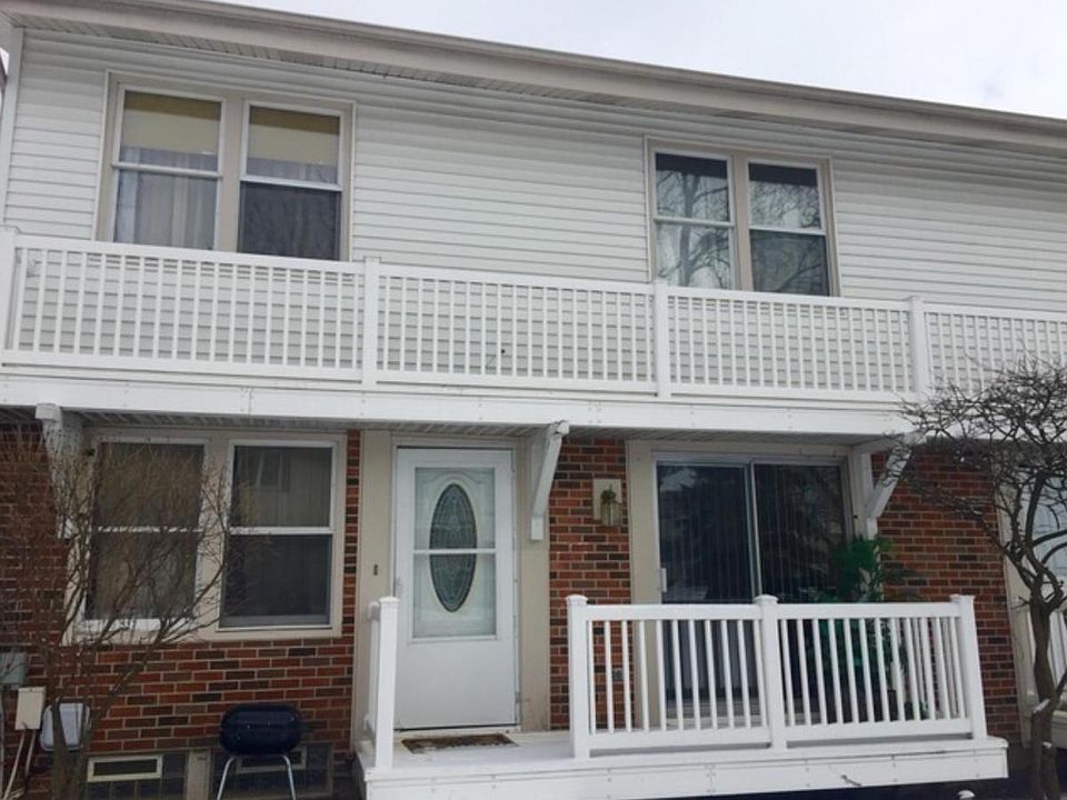 1st image of 322 Fairchild Ct