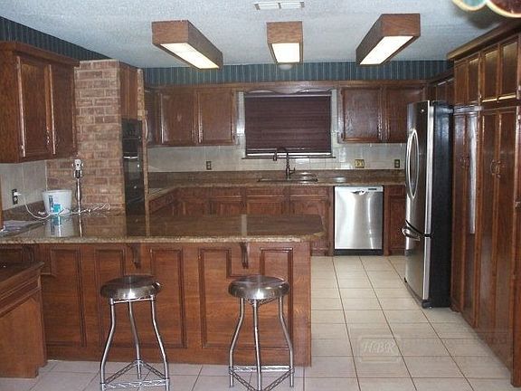 4th image of 2913 Lazy Lake Dr