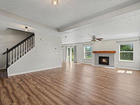 4th image of 966 Surfridge Dr