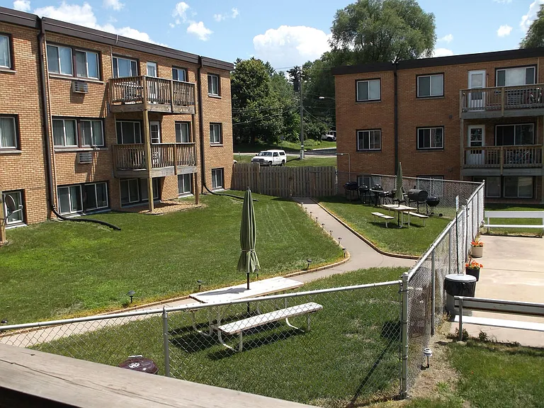 Hyde Park Apartments — Photo 4
