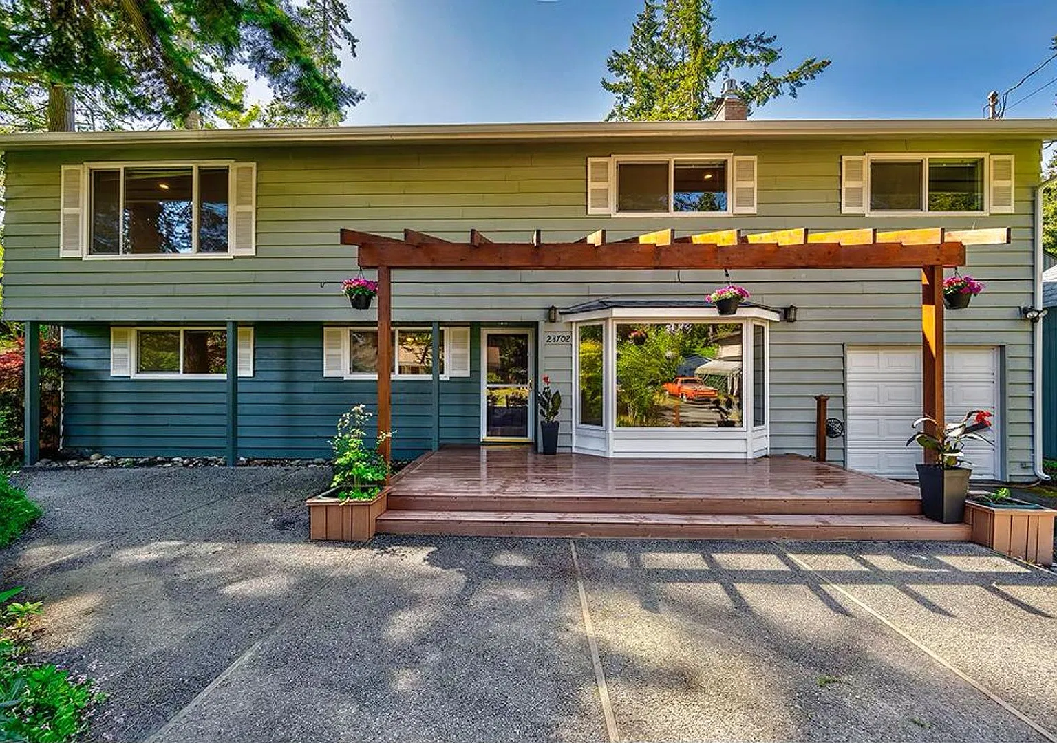 Edmonds 5 Bedroom 3.5 Bath Fully Fenced — Photo 3