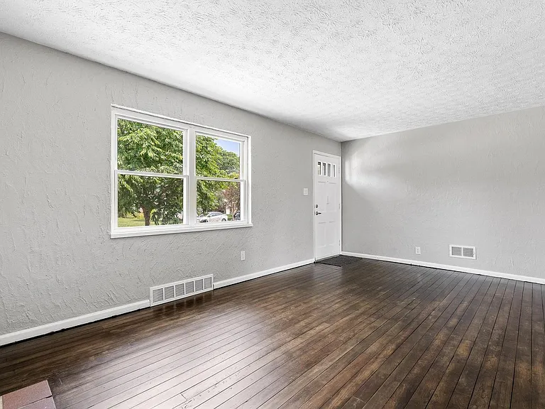 110 S Bromfield Rd — Photo 5