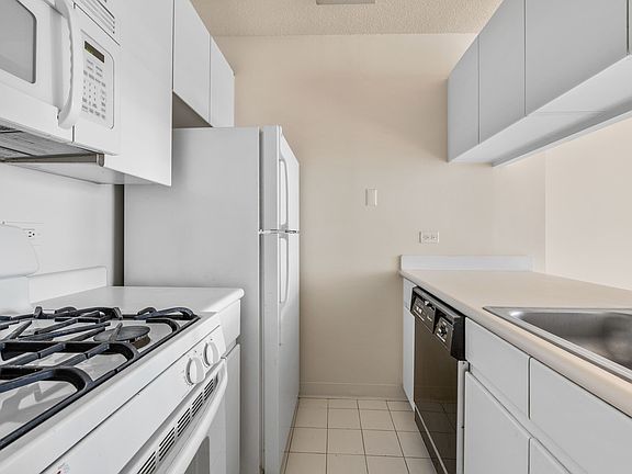 4th image of 250 E 40th St APT 30A