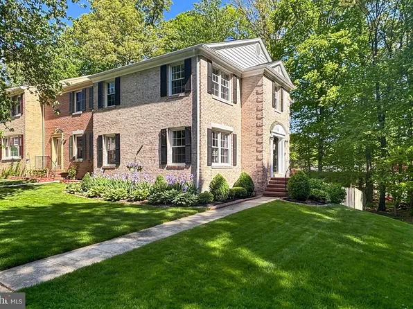 9400 Park Hunt Ct, Springfield, VA 22153