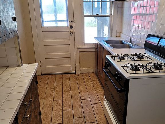 5th image of 1210 E 1st St #1