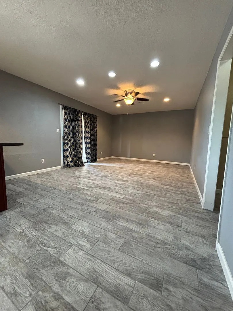 Single family home, 2 car garage — Photo 2