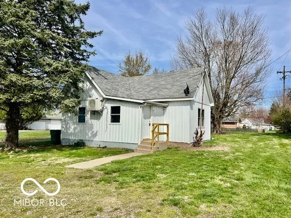 305 N Elm St, Kempton, IN 46049