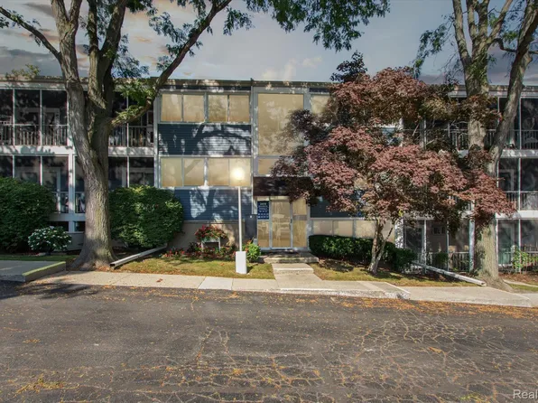 2419 Riverside Dr APT 102, Trenton, MI 48183