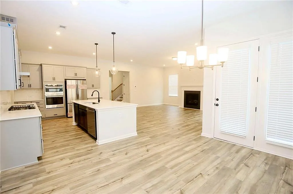5 bed, 3.0 bath, 2736 sqft, $2,750 — Photo 4